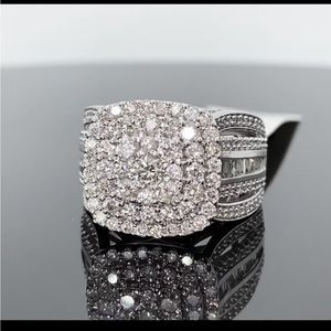 Stunning 2.50 carat 10k white gold diamond cluster ring!